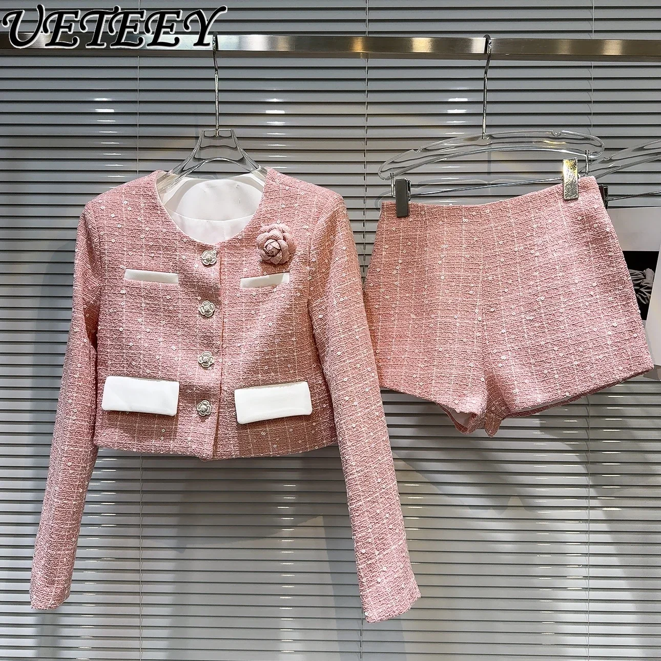 

Autumn and Winter New Fashion Flower Brooch Tweed Short Jacket Round Neck Long Sleeve Coat + Shorts Outfits Two-piece Set