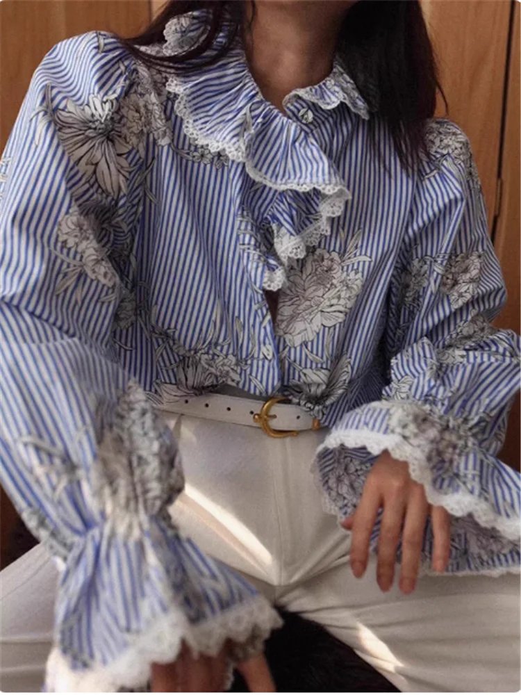 Camicia coreana a righe blu patchwork in pizzo chic 2025 Nuovo design autunnale da donna Camicetta ampia con stampa floreale a maniche lunghe svasata con volant