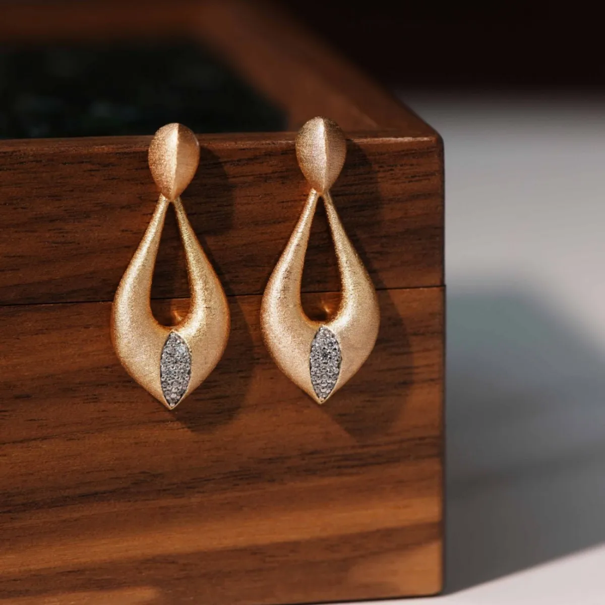 

Sterling Silver Textured Brushed Earrings, Retro Simple Temperament Feminine Geometric Full Diamond Earrings