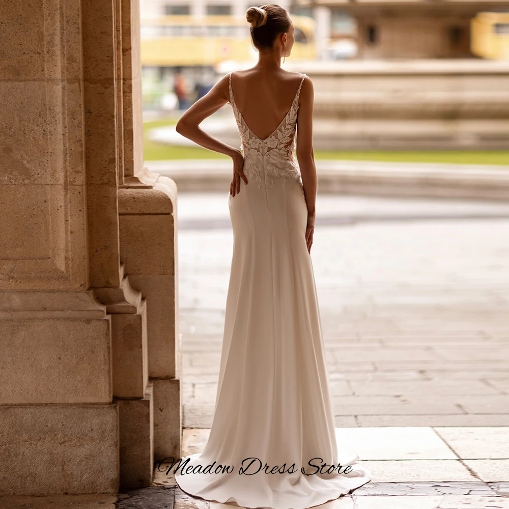 Traumhaftes Brautkleid mit tiefem V-Ausschnitt und Spaghettiträgern, maßgeschneidertes, gerades, rückenfreies Hochzeitskleid, hochwertige Applikationen, Robe de mariée