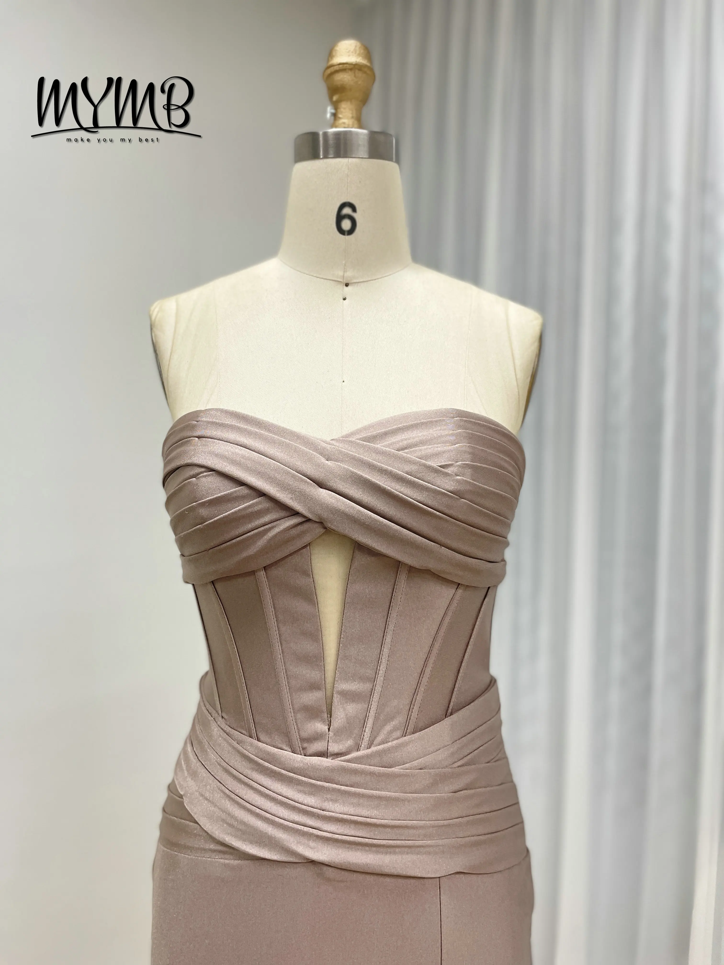 MYMB ชุดราตรีเกาะอกสีคาราเมลสวยหรูพร้อมรายละเอียดจับจีบเก๋ เดรสผ่าสูงพอดีเหมาะสำหรับงานแต่งงานพรหม MC20074