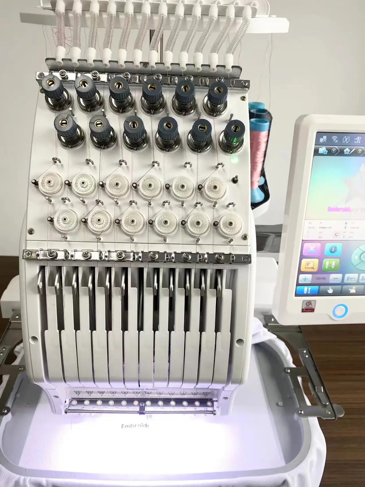 QS-1201 آلة التطريز المسطحة برأس واحد الكمبيوتر لآلة التطريز بغطاء شعار القميص