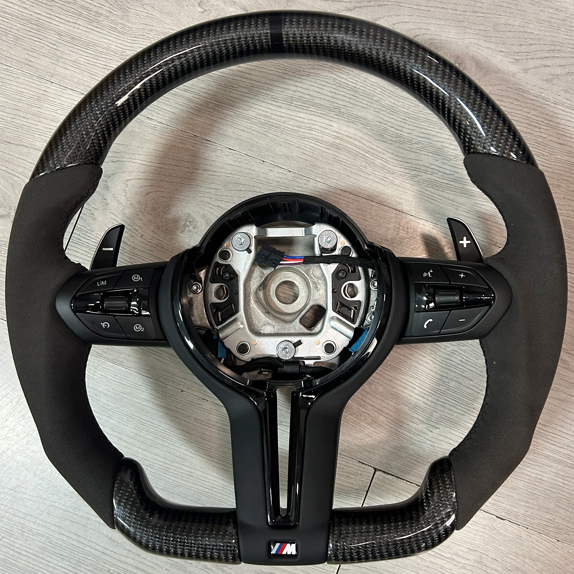 

Руль из углеродного волокна и алькантары, для BMW F серии F30 F10 F31 F20 E90 F34 X1 F48 X5 F15 X3 F25 F80 E70 с лопастями