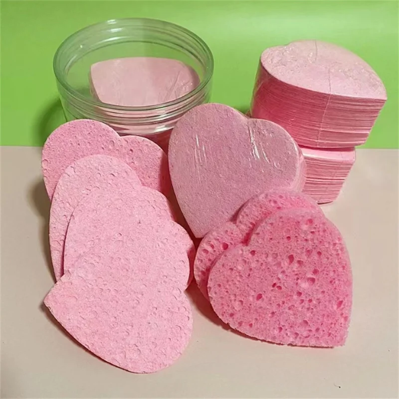 แผ่นฟองน้ำล้างหน้าใช้ซ้ำได้สีชมพูแบบบีบอัดแผ่นทำความสะอาดผิวหน้าธรรมชาติสำหรับขัดผิวเพื่อทำความสะอาดรูปหัวใจ