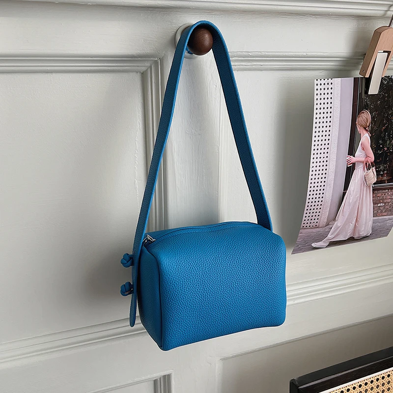 

LEFTSIDE Women's Leather Cylinder Shoulder Bag Adjustable Strap Minimalist Casual Aesthetic Daily Travel Crossbody Bag 2026