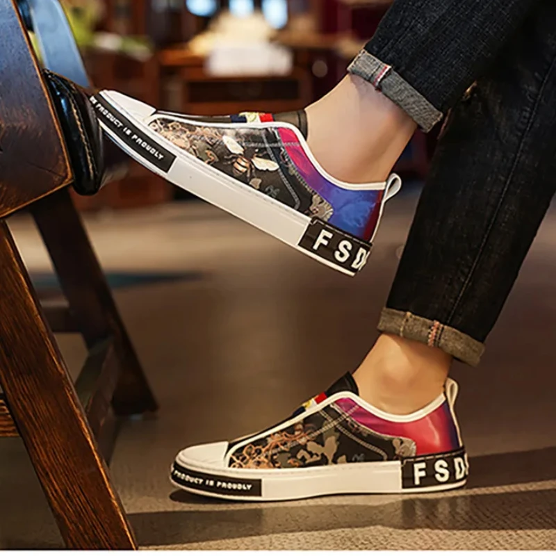 

Новая мужская кожаная повседневная обувь, весенняя роскошная дизайнерская обувь для отдыха на плоской подошве с принтом, уличные трендовые лоферы без шнуровки для молодых людей