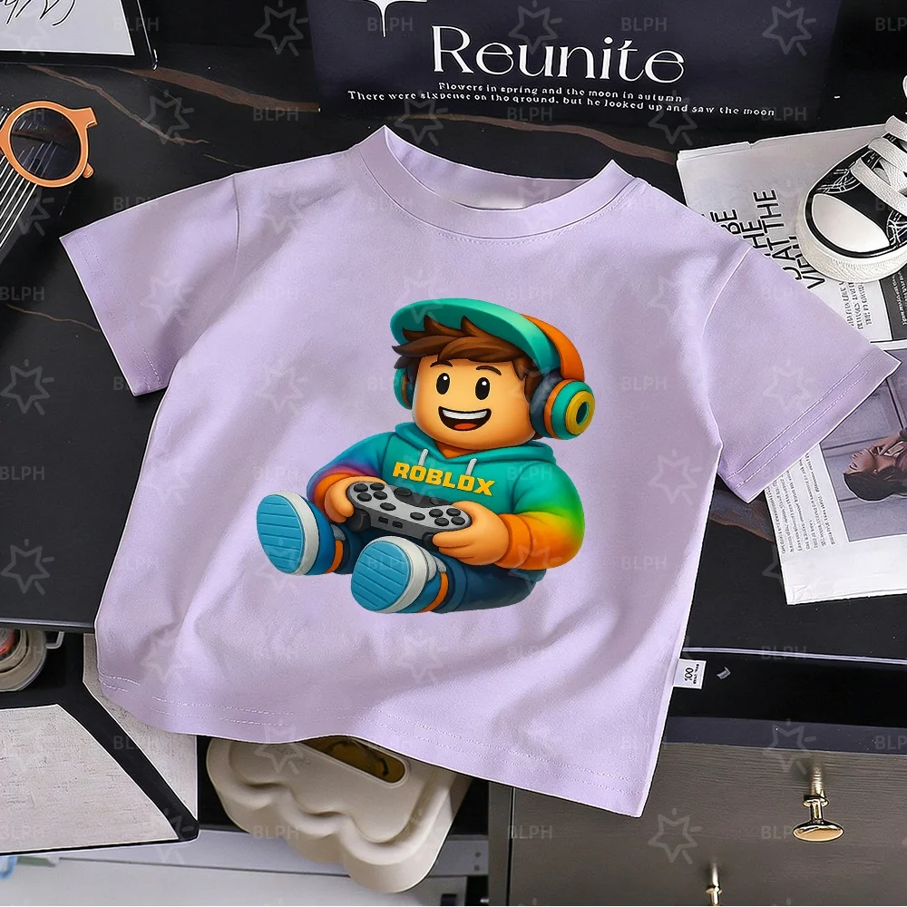 Camiseta infantil fofa inspirada no Roblox com capuz arco-íris e estampa de controle de videogame, perfeita para jovens jogadores