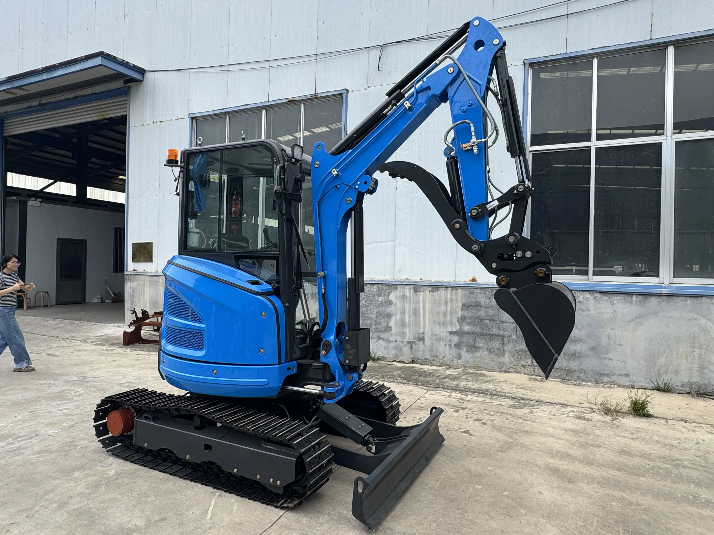 

Hydraulic Mini Excavator 2.6-ton Compact Crawler Mini Excavator and Bucket for Sale