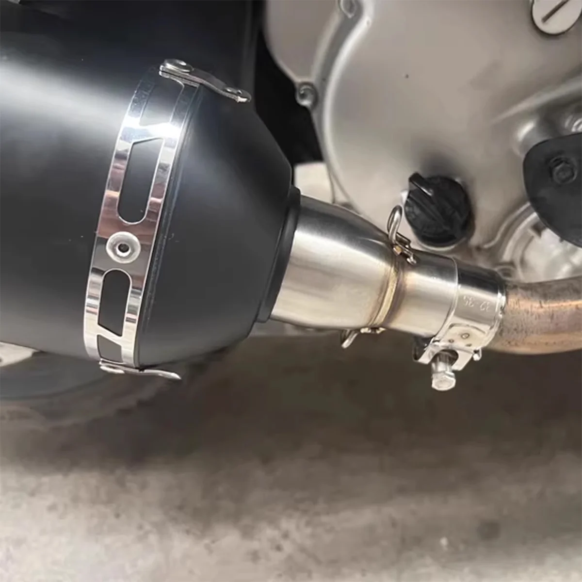 محول عالمي لعادم الدراجة النارية من الفولاذ المقاوم للصدأ 28/30/35/40/45 إلى 51 ملم مناسب لمعظم تركيبات الدراجات النارية