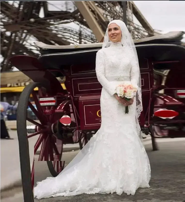 فساتين زفاف متواضعة برقبة عالية من الدانتيل الإسلامي سويب تراين وأكمام طويلة وحزام مطرز زي العرائس Vestidos De Novia 2023