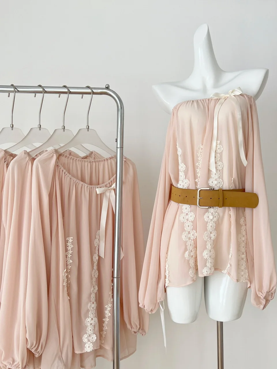 قميص فضفاض بأكمام طويلة بتصميم ثلاثي الأبعاد على شكل زهرة من Fairies Heavy Industry، مع ربطة عنق على الكتف وتصميم شيفون أنيق،...