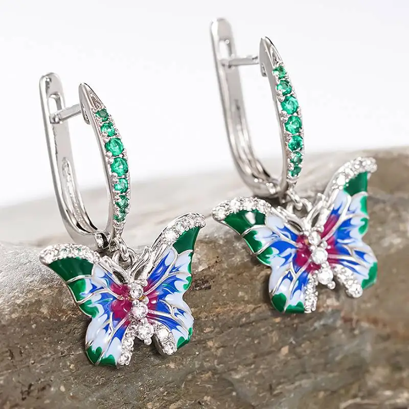 Huitan Bunte Emaille-Design-Ohrringe für Damen mit Schmetterlingsmotiv, eingelegt mit grünem CZ, modische Party- und ästhetische Hochzeitsaccessoires, Schmuck