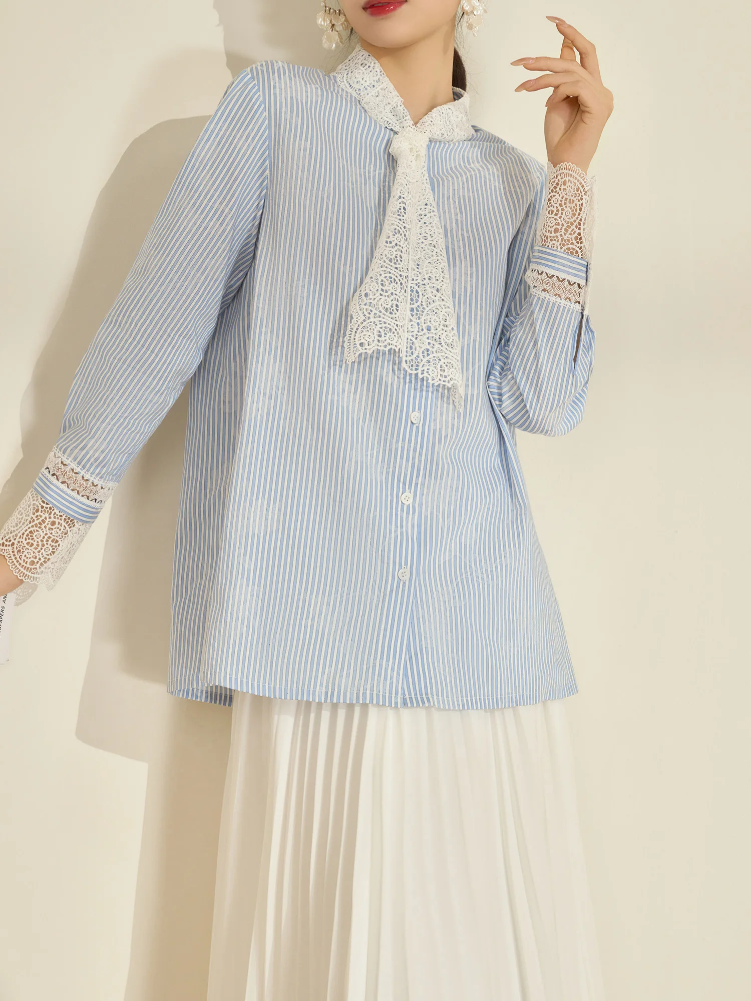 

Женская блузка Flowing Era с сине-белыми полосками, кружевными вставками и вырезами, свободного кроя, в французском стиле, с длинными рукавами, весна 2026