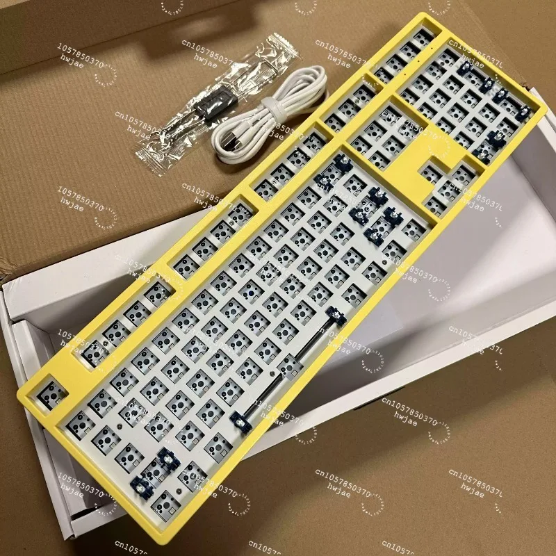 Mechanical keyboard 87 kit 104-key RGB shaft seat hot-unplugging TYPEC bond wire separation magnetic attraction upper cover