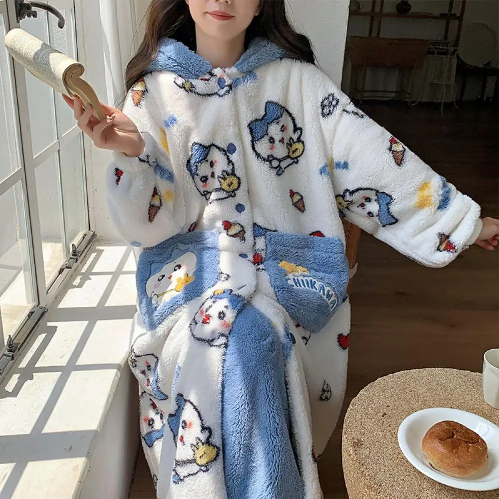 

Плюшевый пижамный комплект из 2 предметов Kawaii Chiikawa, женский коралловый бархатный зимний длинный бархатный утолщенный халат с капюшоном и котом, плюшевая домашняя одежда