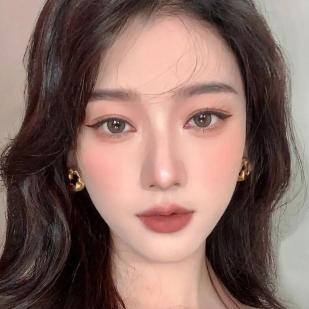 Tavolozza di fard a quattro colori Tavolozza di ombretti resistente al sudore impermeabile Nessuna sbavatura Trucco abbagliante Strumento per il trucco con piastra completa