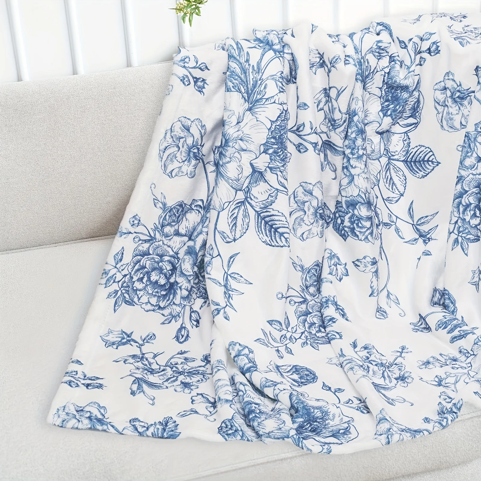 1 comfortable and soft blue floral wool blanket, polyester fabric, suitable for sofa, bed, office and travel