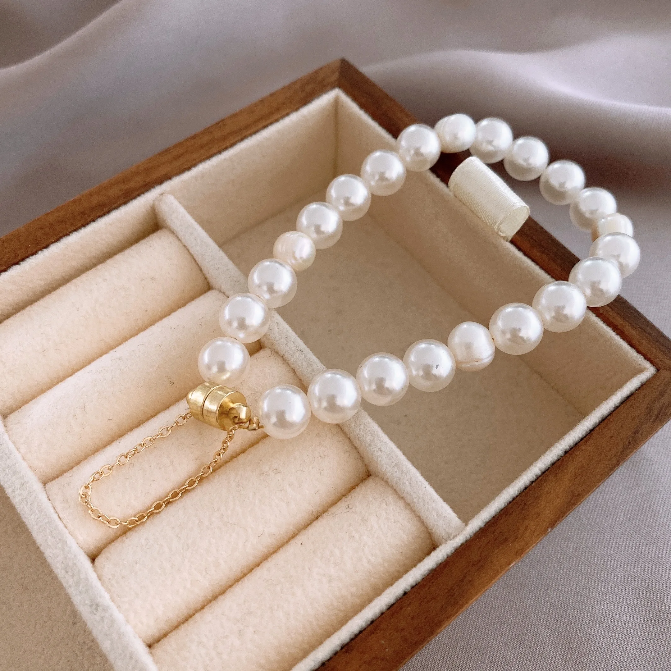 Elegant Imitation Pearl Bracelet For Women\'s Magnetic Buttons Creative Design Bracelets Wedding Daity Hand Jewelry Accessories K