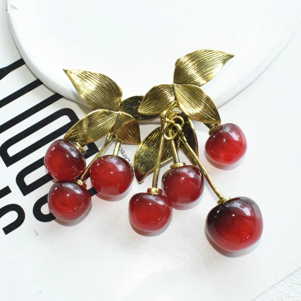 Retro Vintage Metall-Blatt-Harz-Ohrringe mit roten Kirschen für Damen, modischer Markenschmuck, Statement-Accessoire für Damen. – Detail 6
