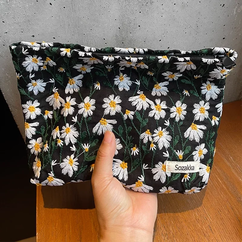 New Fashion Sweet Daisy Embroidery Makeup Bag Ins Clutch Floral Cosmetic Bag Travel Skincare Toiletries Organizer Makeup Pouch