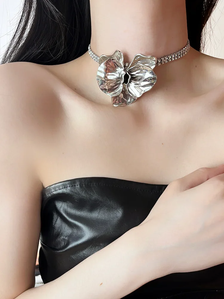 

Light luxury niche exaggerated metal petals high-end personalized flower necklace