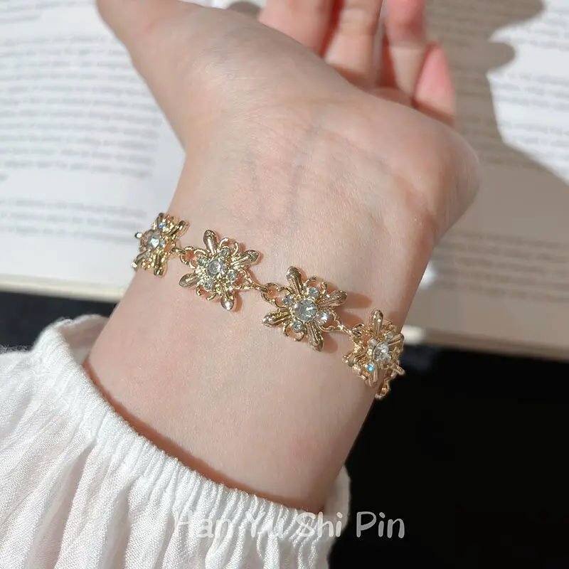 New vintage iris flower hollow layered bracelet for women, fashionable and high-end jewelry