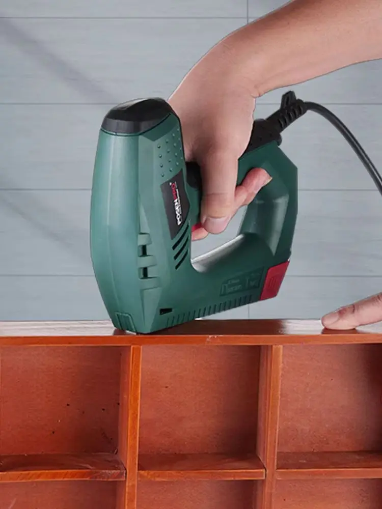 POSENPRO 45W Elektrischer Tacker und Nagelpistole für DIY-Polsterarbeiten, Tischlerei und Holzbearbeitungsprojekte, inklusive 500 Stück Nägel