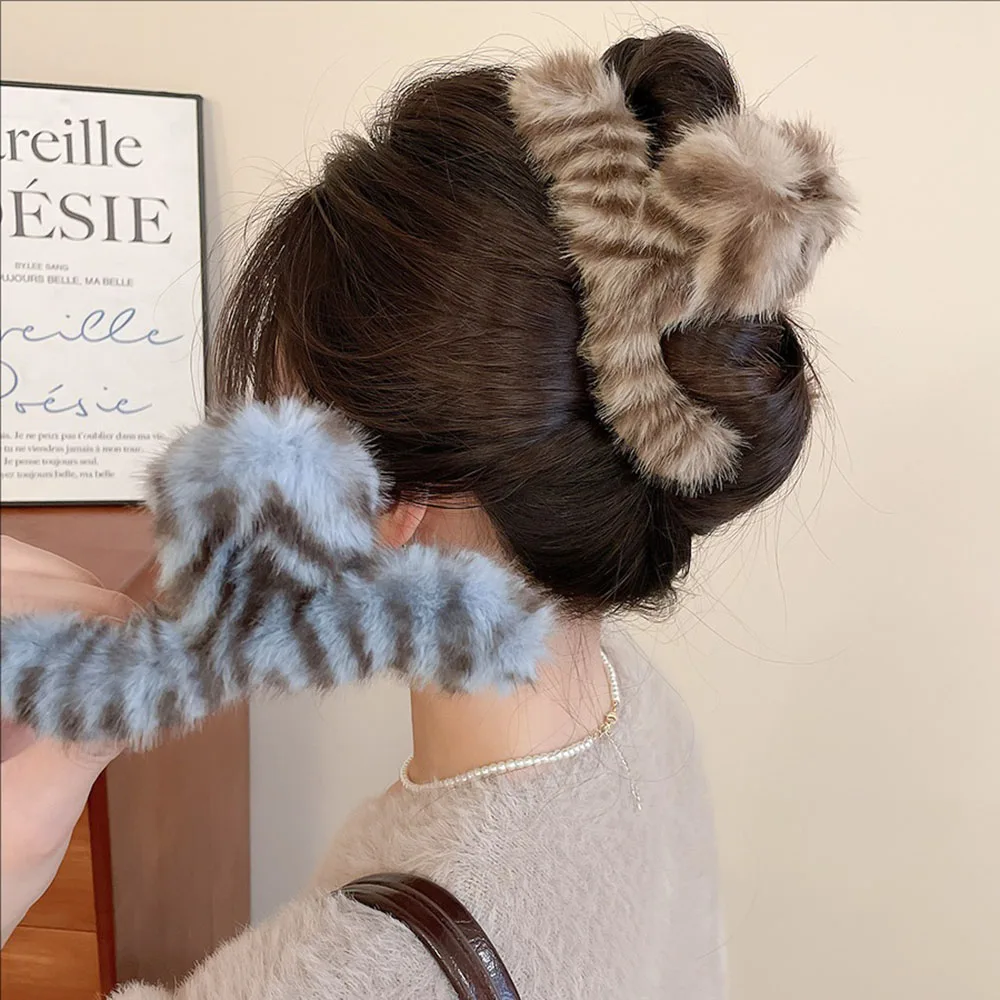 

New Autumn and Winter Acrylic Plush Gripper Gentle Elegant Shark Clip High-end Hair Accessory for Women