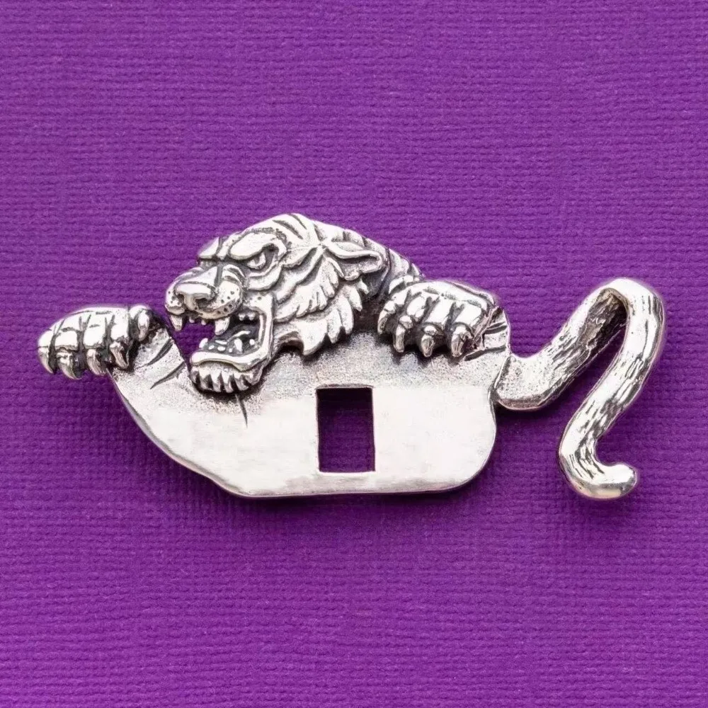 

Retro Traditional Animal Shaped Brooch Heavy Duty Tiger Shape Gentleman Suit Brooch Punk Fashion Crocodile Pattern