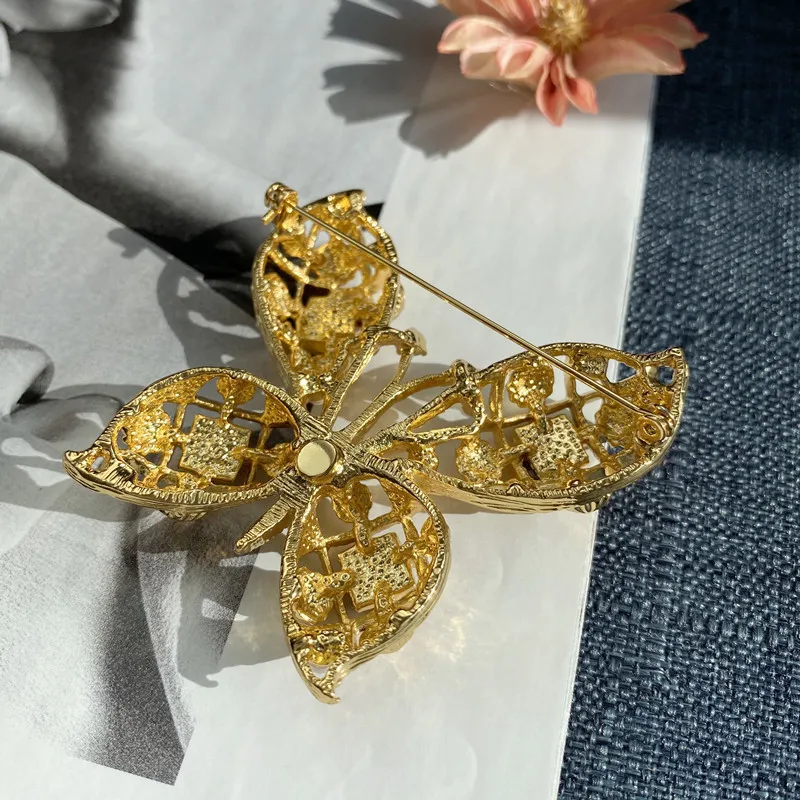 Broche de mariposa esmaltado hueco romántico de alta gama con diamantes dorados de correo Medieval, joyería para mujer