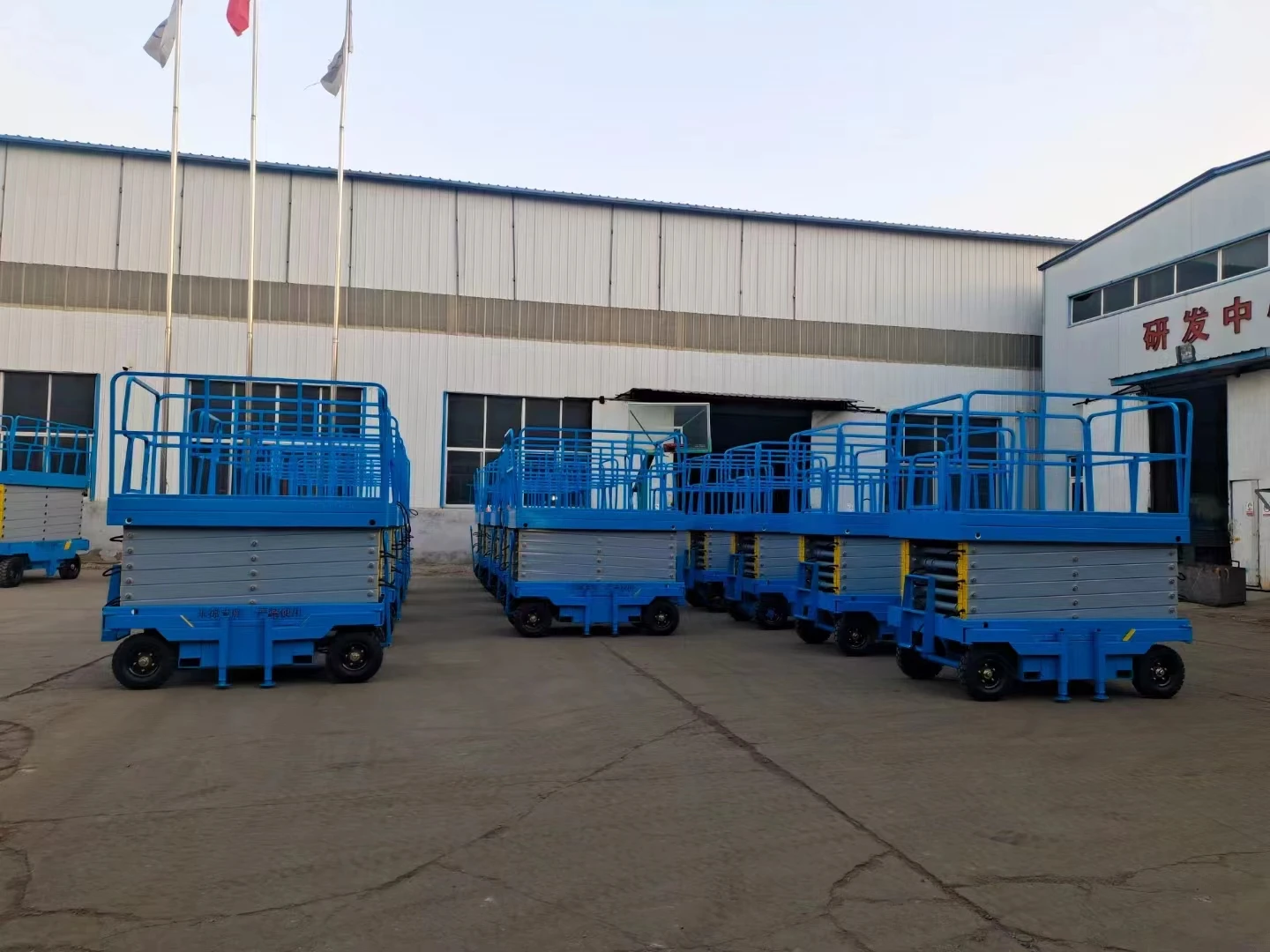 المحمولة الكهربائية الحديد مقصية رفع 4-16 متر منصة العمل الجوي 4 Pers قدرة 2100x830 مللي متر الجدول رافعة متنقلة للمستودع CE