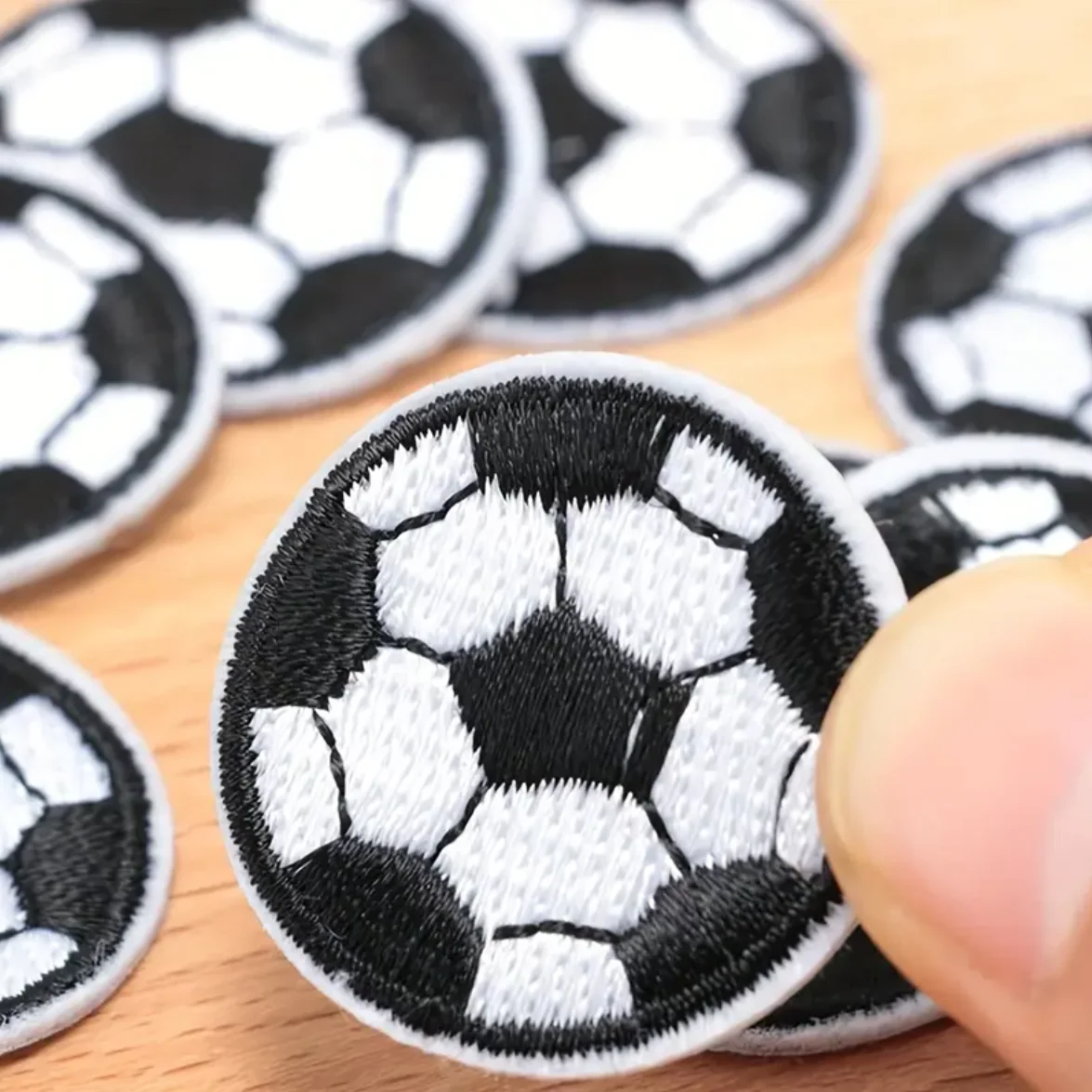 5 Stück/Set Sportball-Aufnäher, bestickte Stoffapplikationen zum Aufbügeln für DIY-Nähprojekte, Kleidung, Jeans, Taschen, Mützen und Accessoires – Detail 5