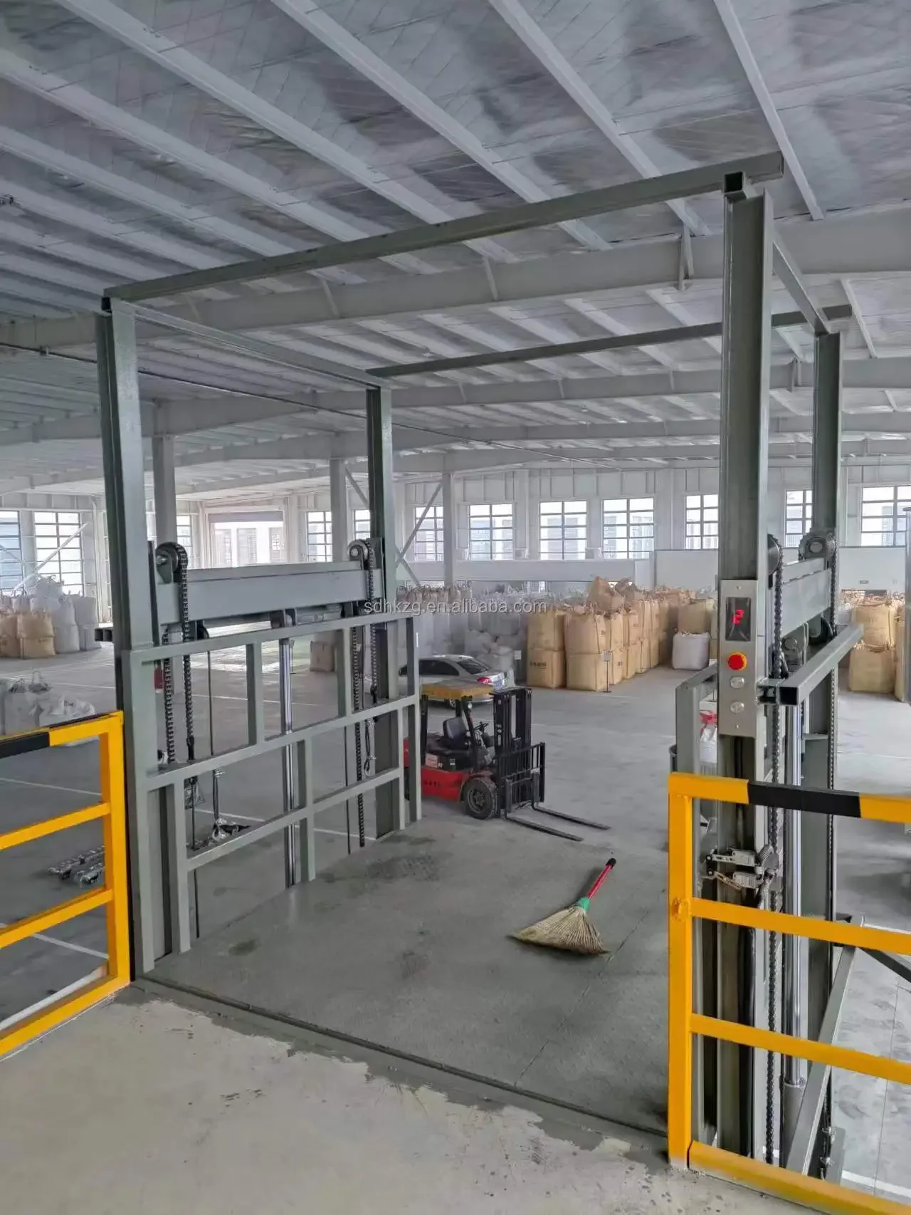 รอกยกไฮดรอลิกไฟฟ้าสำหรับใช้ในคลังสินค้า ลิฟท์ขนส่งสินค้า