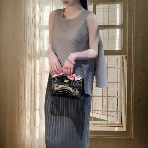 

Miyake Summer Sleeveless Pullover Top Pleated, Fashionable and Cool, Temperament Wears An A-line Slit Skirt, Gray Pleated Suit