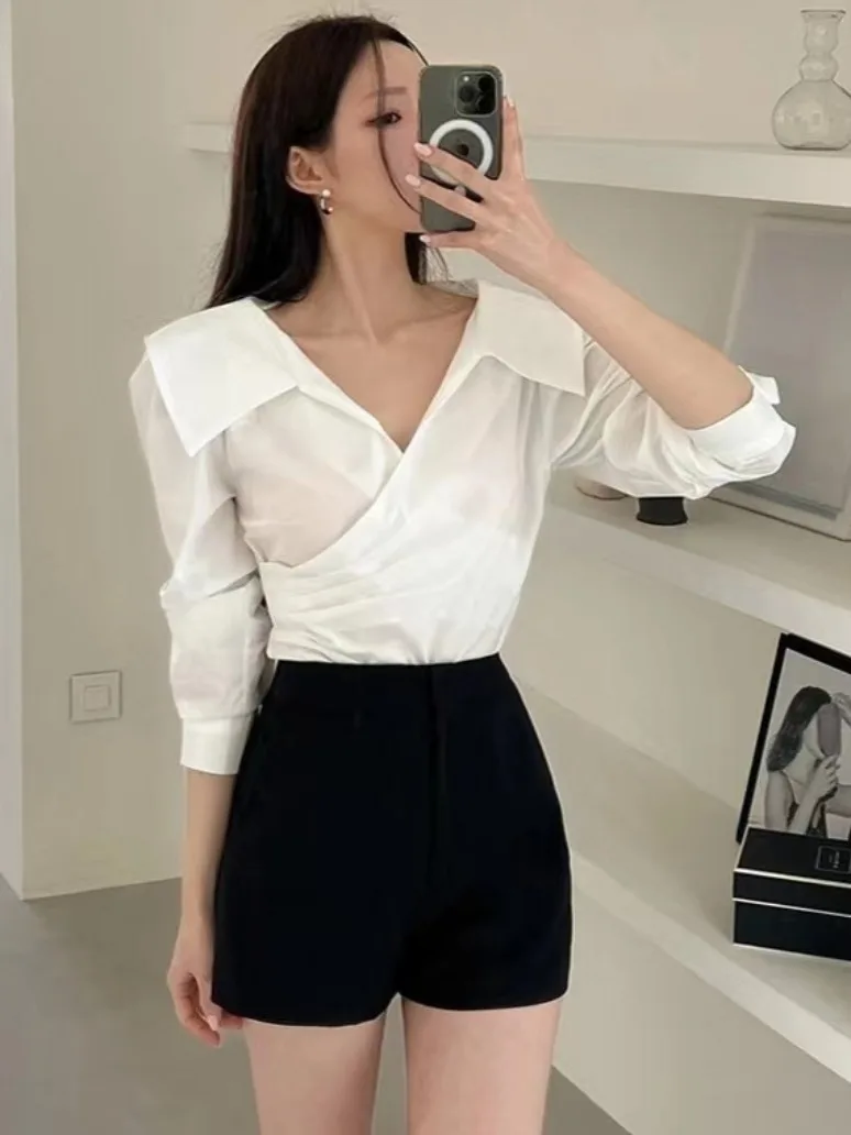 เสื้อสตรีดีไซน์เก๋ไก๋สไตล์ฤดูใบไม้ผลิ สีพื้นเรียบง่าย แขนยาว ดีไซน์จับจีบไขว้ ช่วยให้ดูผอมเพรียว ใช้งานได้หลากหลาย เหมาะสำหรับใส่ทำงานหรือลำลอง