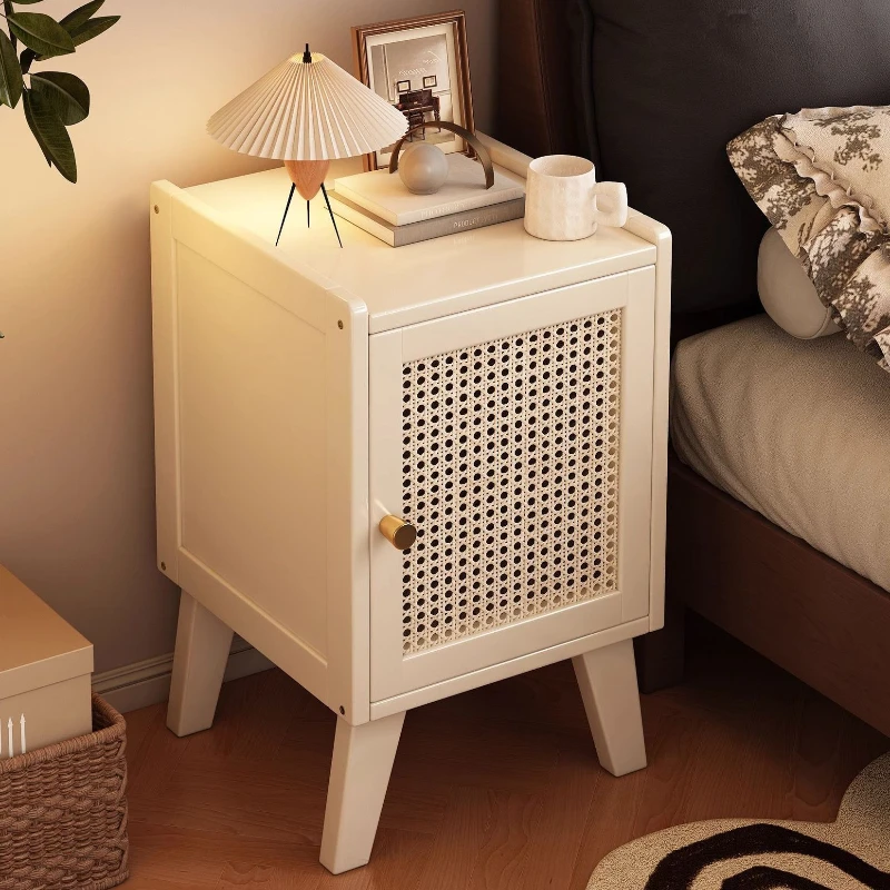 طاولة بجانب السرير، رف بجانب السرير لغرفة النوم، وعدد قليل من الشقوق على السرير، وخزانة ضيقة، وخزانة تخزين