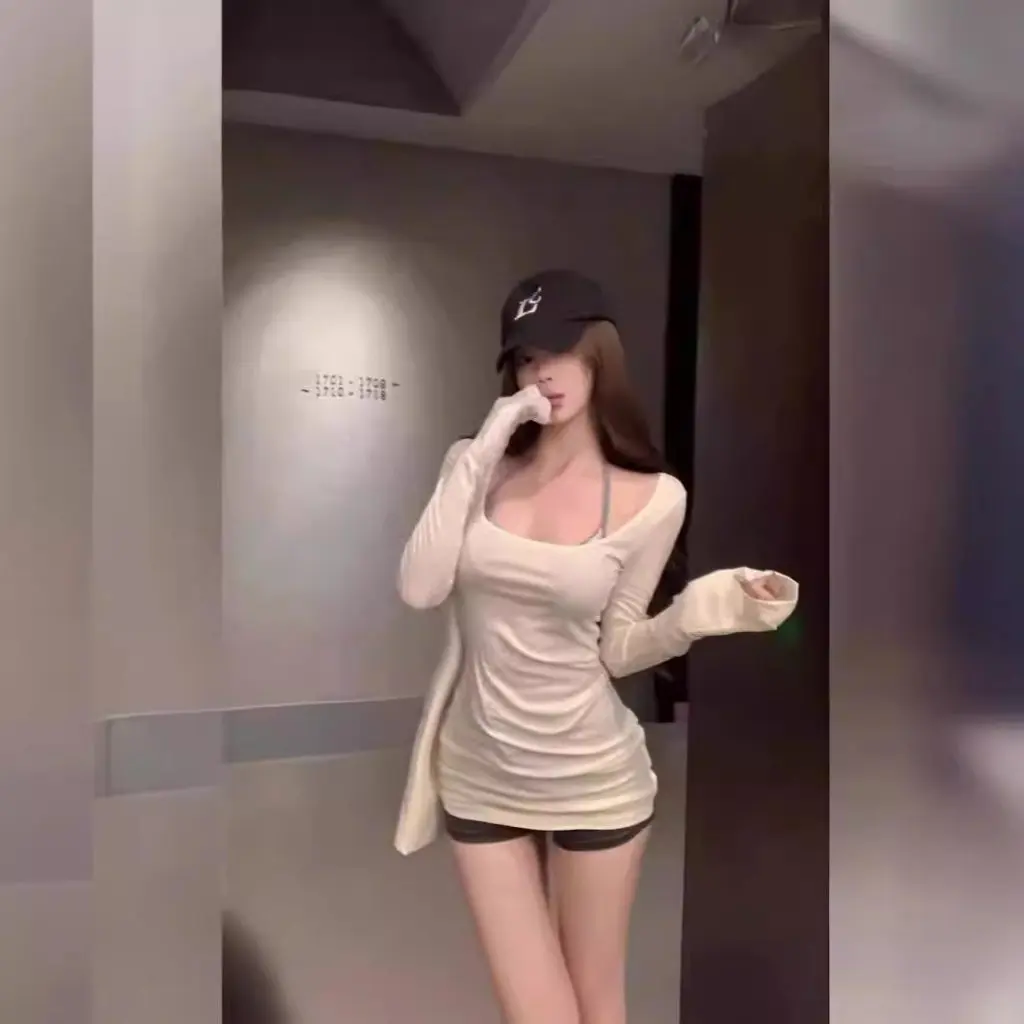 

Women's Purple Long-Sleeved Shoulder T-shirt Slim-Fit Summer Thin Sunscreen Blouse Chic Top for Niche Fashion