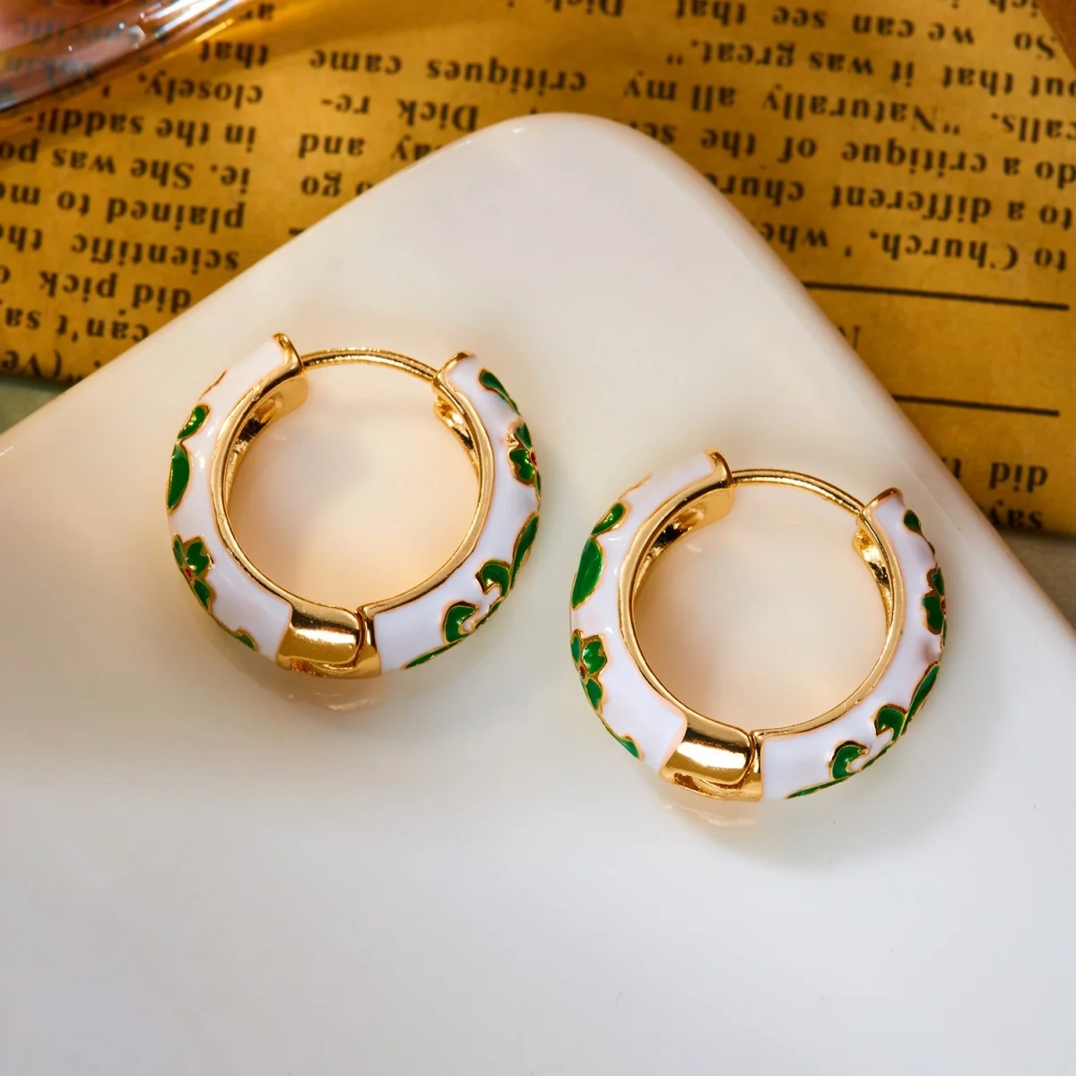 Süße bunte Emaille-Gänseblümchen-Ohrstecker für Damen und Herren, elegante geometrische Creolen mit Gittermuster, Schmuck – Detail 34