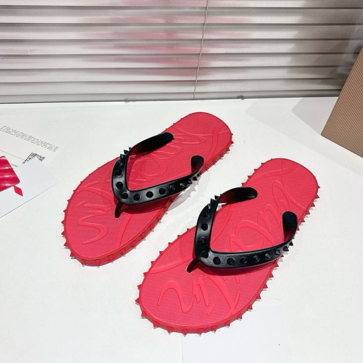 Nuevas Sandalias de Diseño de Lujo para Hombre 2026, Chanclas Planas Antideslizantes con Remaches, Calzado Casual de Playa para Parejas, Moda para Exteriores