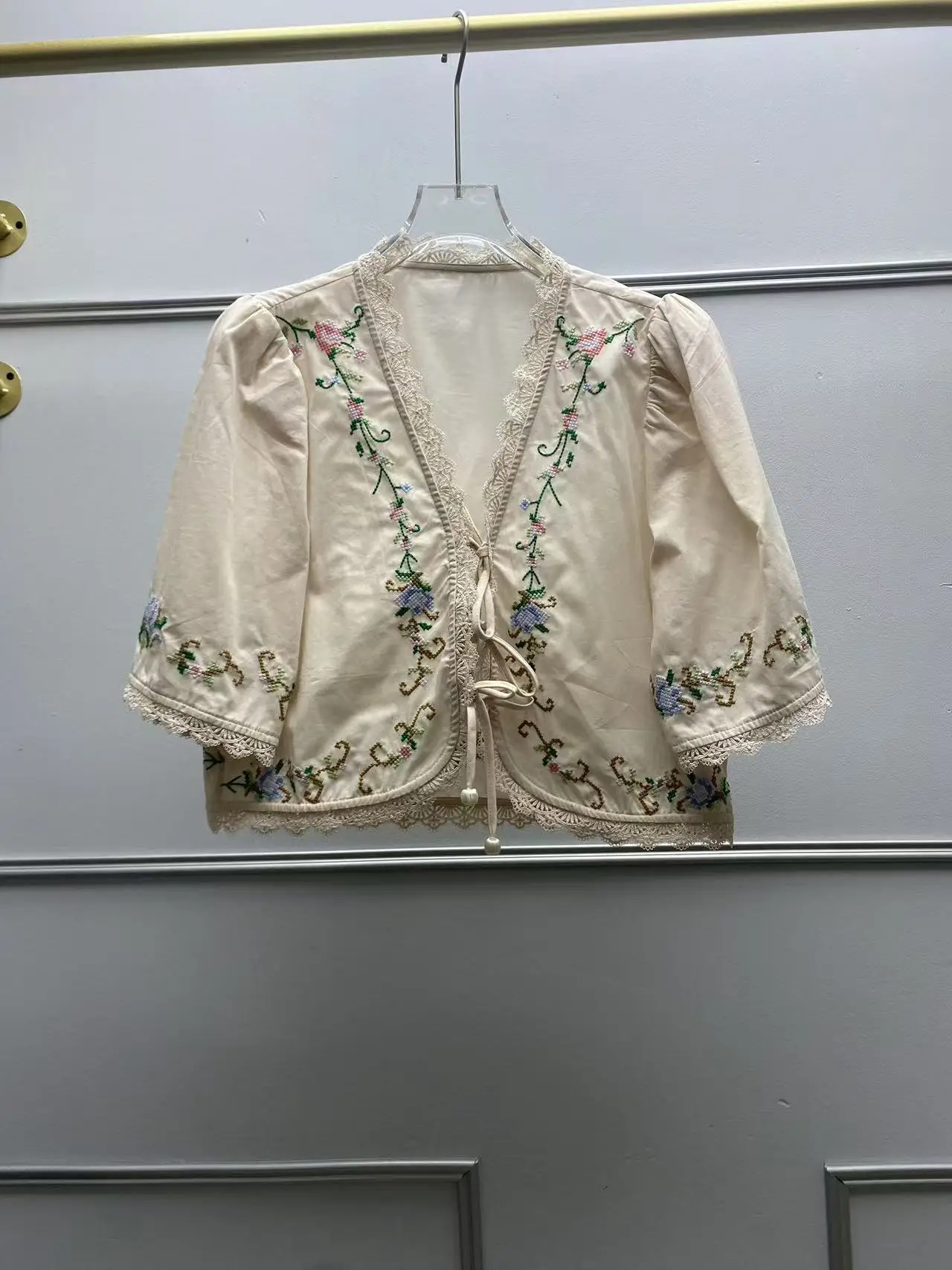 الفرنسية 2025 الصيف موضة قميص جديد الحلو تي شيرت مطرز الربط الدانتيل الدانتيل متابعة خمر عالية الخصر مرونة قصيرة بانت