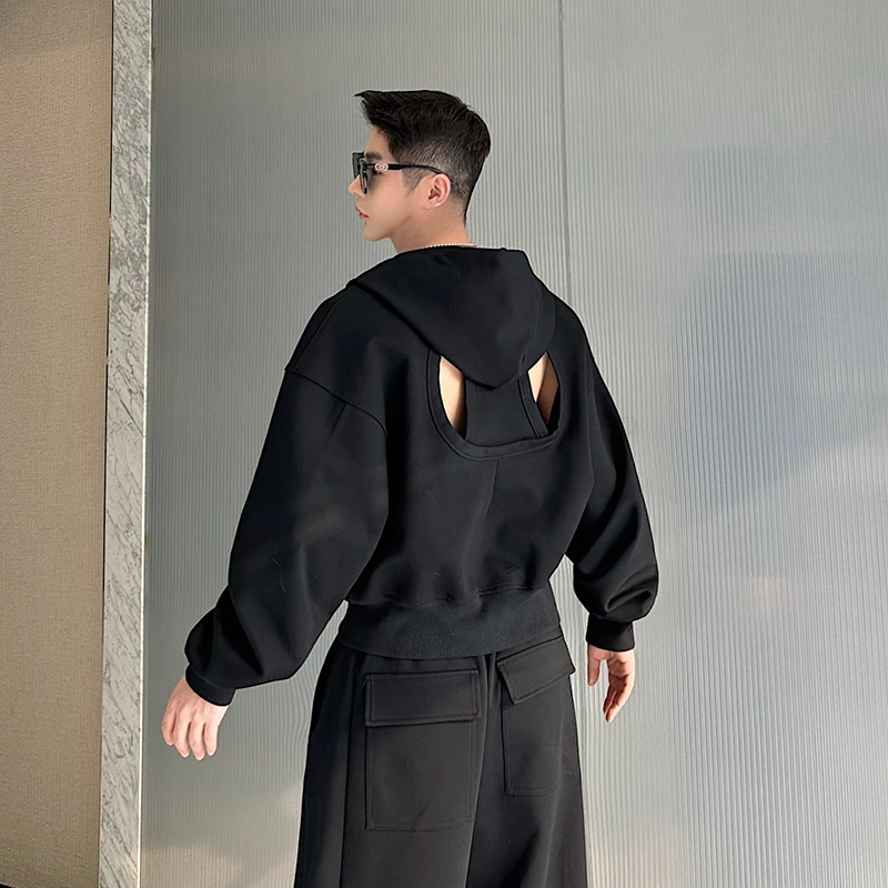 

Мужской комплект: худи на молнии с вырезами и деконструированным пэчворком, широкие брюки, длинный рукав. Молодежный стиль. Весна-осень.