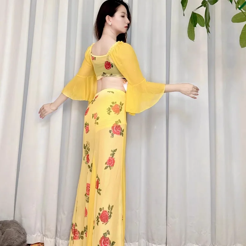 Trajes de dança do ventre personalizados vestido de prática 2025new vestido de dança oriental fundo amarelo rosa trompete mangas roupas de elegância