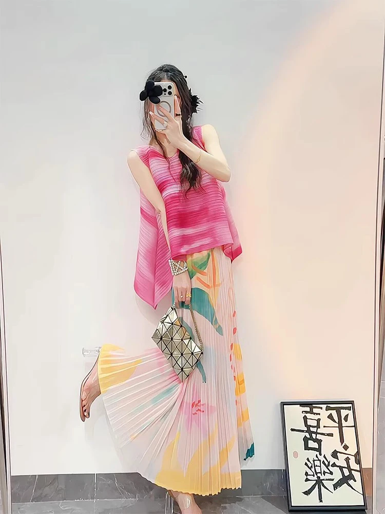 

Свободный летний комплект для женщин: топ без рукавов с асимметричным подолом и плиссированная юбка миди с высокой талией – модный повседневный образ