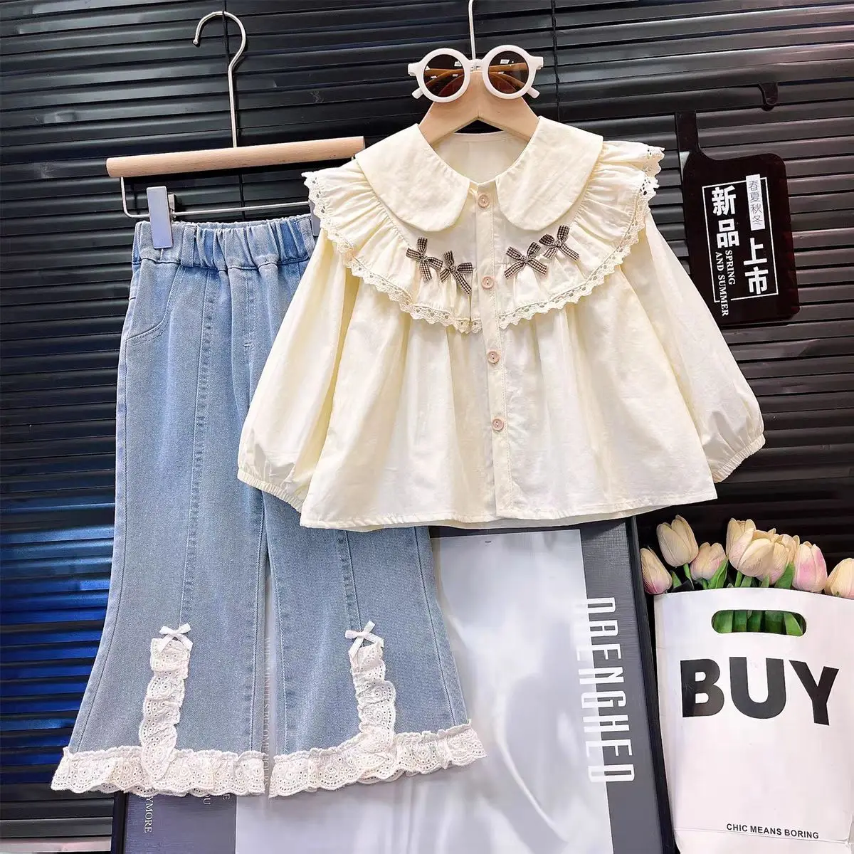 Mädchen-Set mit Schleifenbesatz, Spitzen-Patchwork-Oberteil & Jeans – 2-teiliges Freizeitoutfit mit Rüschenärmeln für Kleinkinder und Kinderkleidung für Mädchen – Detail 1
