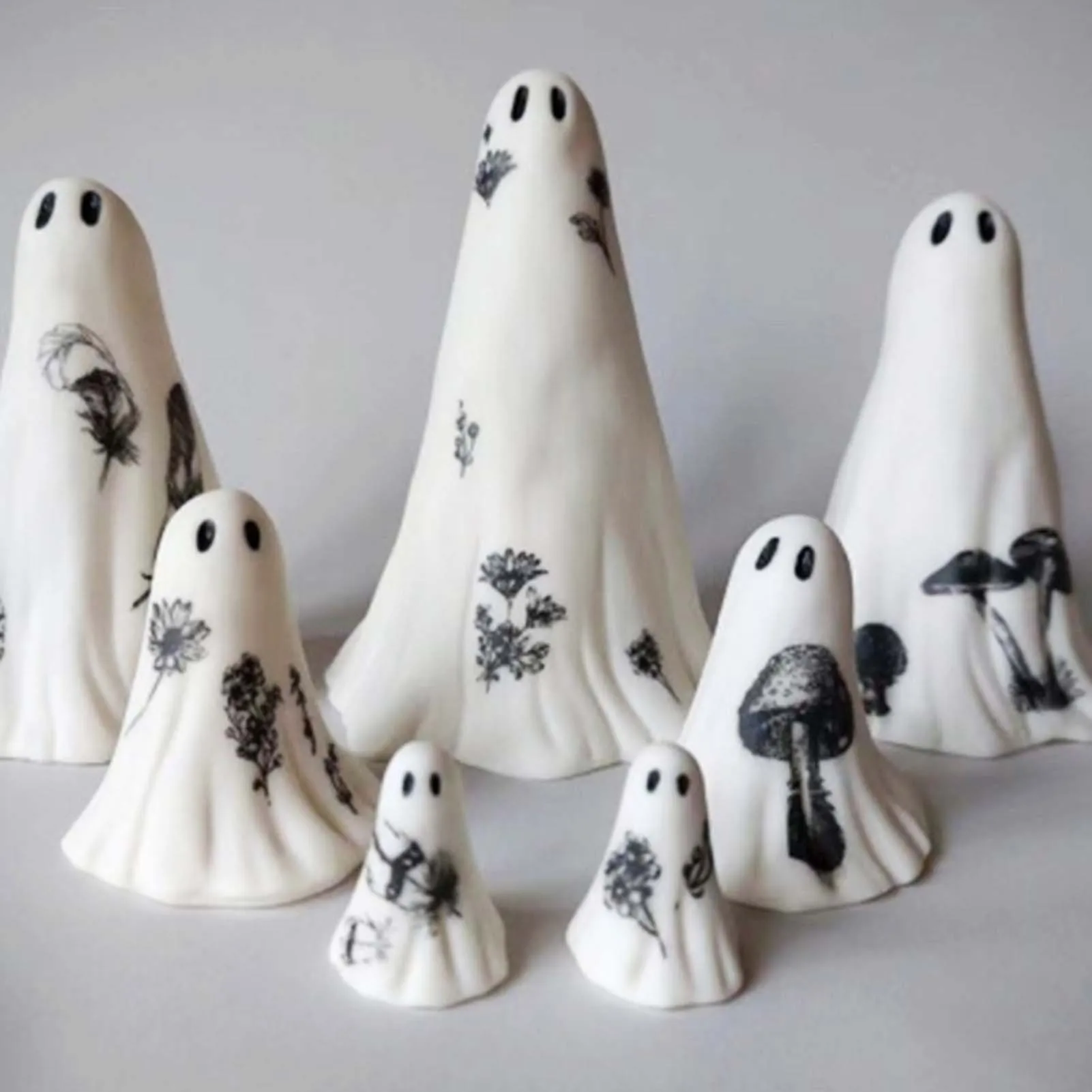 5pcs White Ghost Resin Craft Ornaments Creative Halloween Ghost Figurine for Garden Balcony Yard Patio Decoration