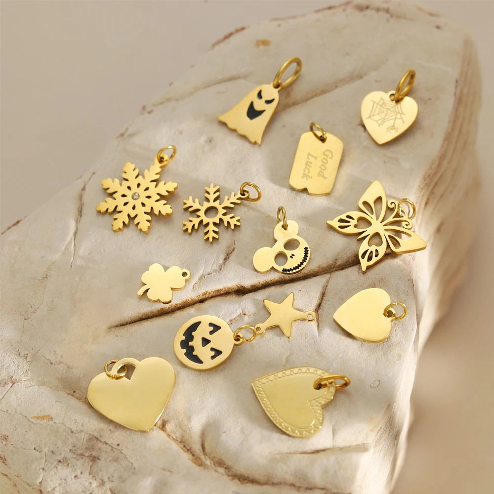CARLIDANA Ins Style Zweiseitiger zarter DIY-Charm Weihnachten Halloween-Charm Kürbis Schmetterling Geist Schneeflocke Schmuckanhänger