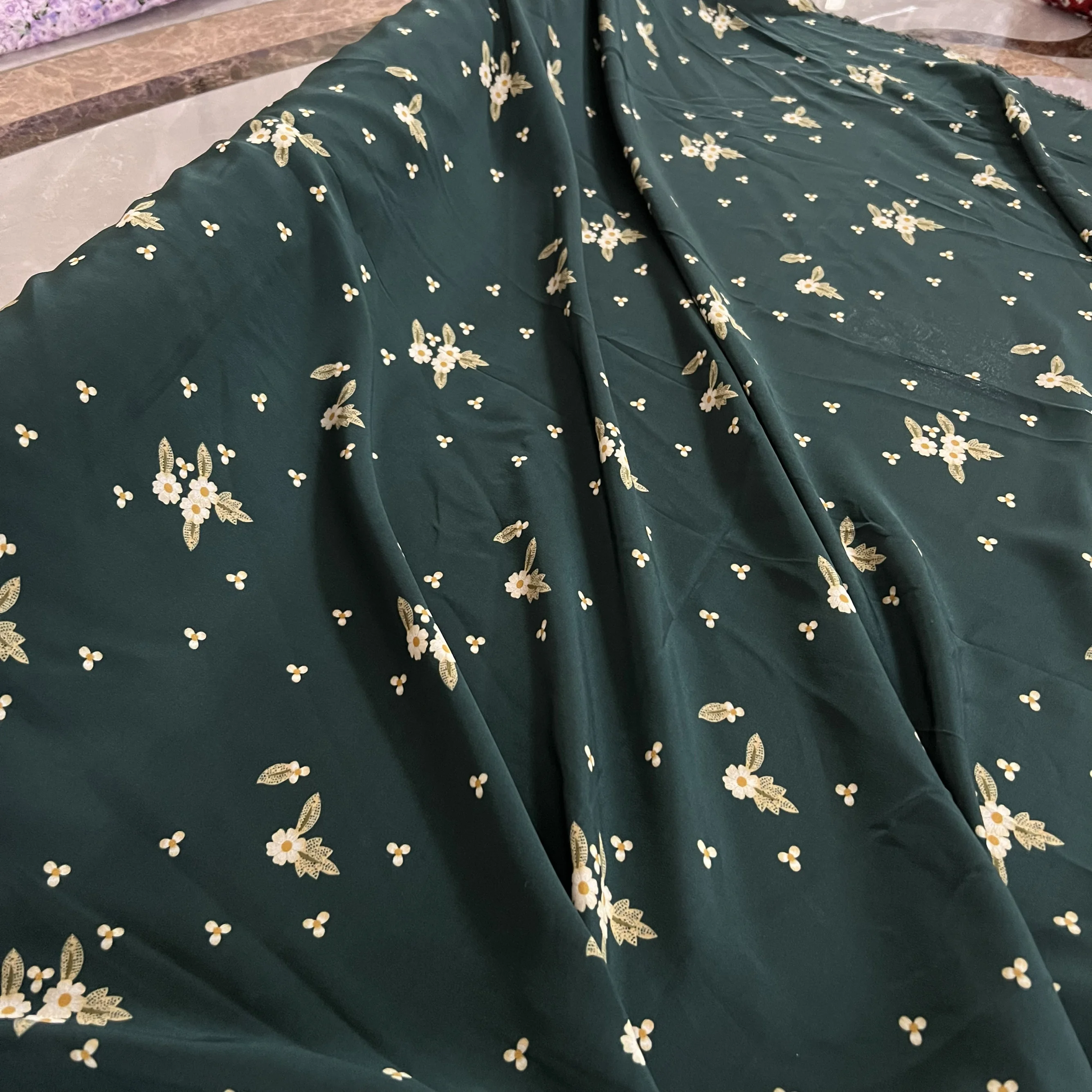 

1 метр, 100% шелк тутового шелка, 19 момме, креповая шелковая ткань, темно-зеленая ткань с цветочным принтом, ширина 140 см, 55 дюймов, по дворам XX301