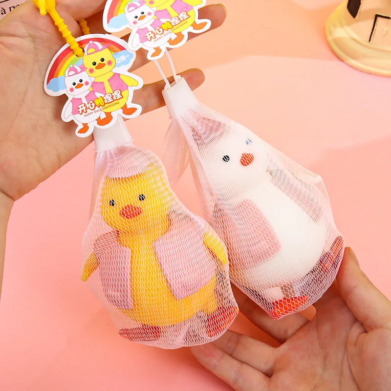 Giocattolo squishy grande anatra bianca Kawaii Nuovo giocattolo da spremere anatra gialla riempito di farina per bambini Giocattolo agitatore antistress