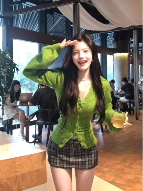 

Корейский стиль: вязаный топ с V-образным вырезом и длинными рукавами, утягивающий фигуру, и юбка с завышенной талией в клетку. Сексуальный и шикарный комплект для осени и зимы.