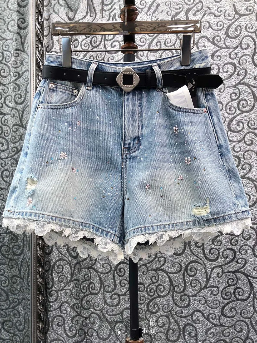 

Milan Small Town Sweet Cool Style Water Washed Blue Lace Trimmed Rhinestone Short Jeans Natural Waist Knot Standard...